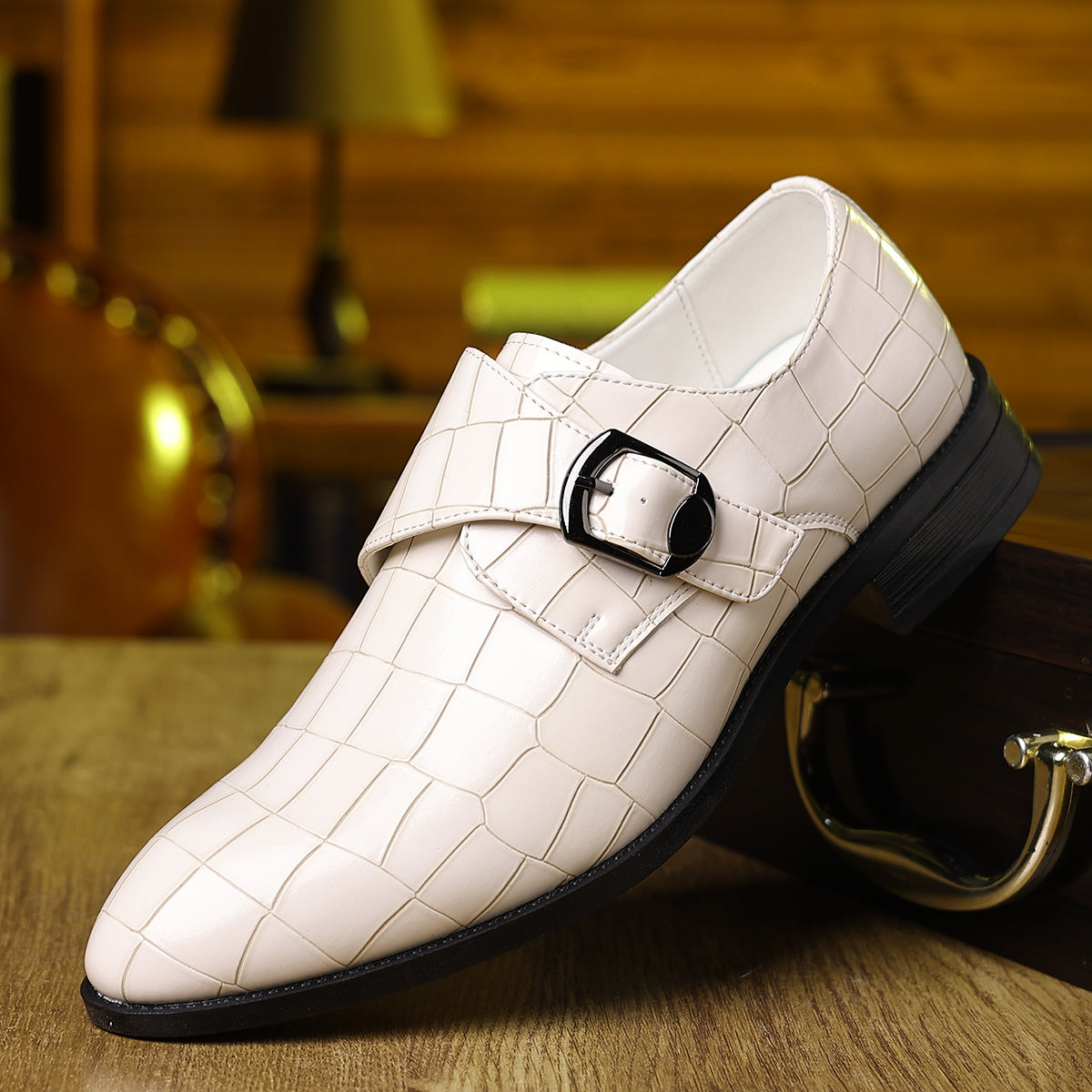 Large pointed shoes, men's buckle, business dress, groom's wedding shoes, British style shoe sleeves, shiny shoes