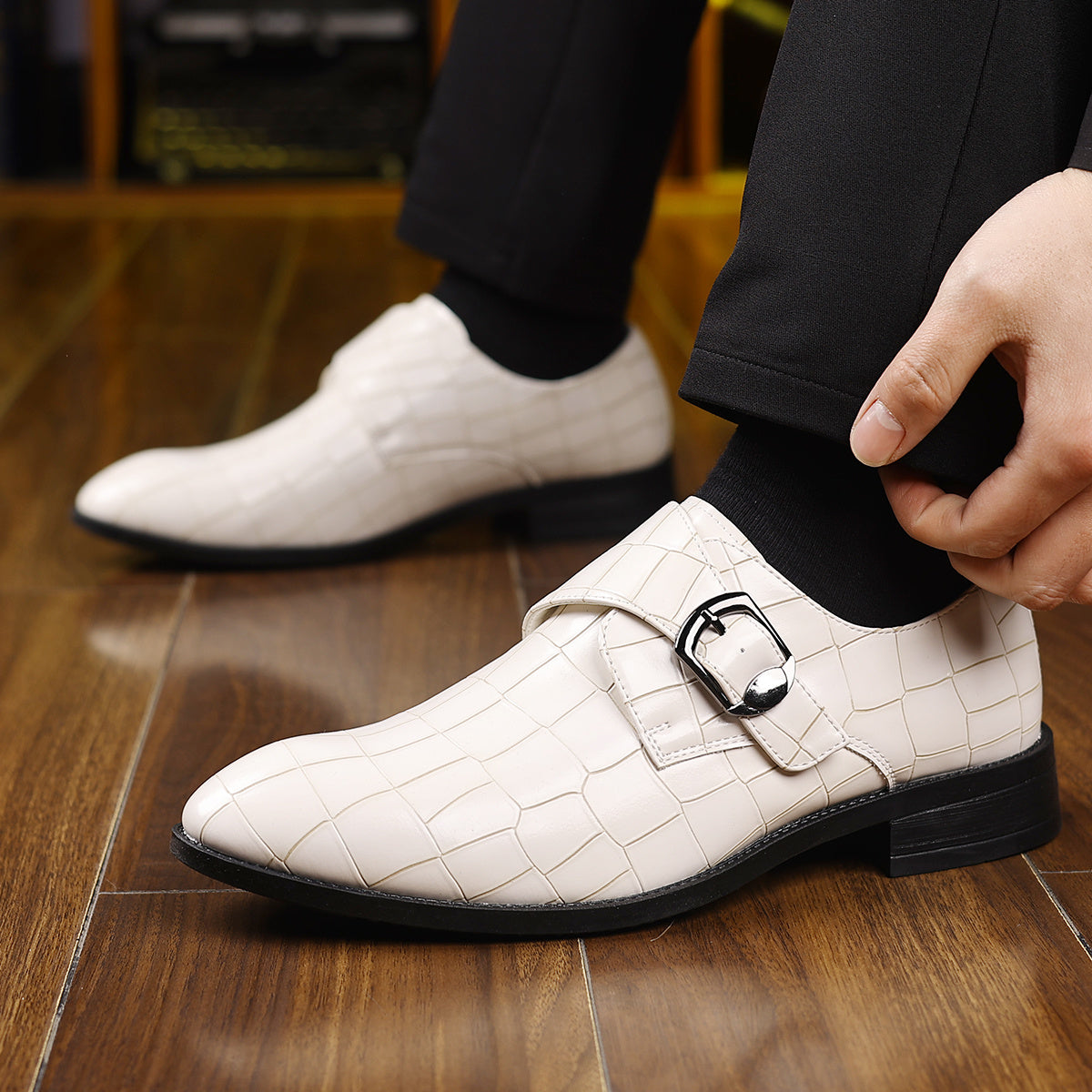 Large pointed shoes, men's buckle, business dress, groom's wedding shoes, British style shoe sleeves, shiny shoes