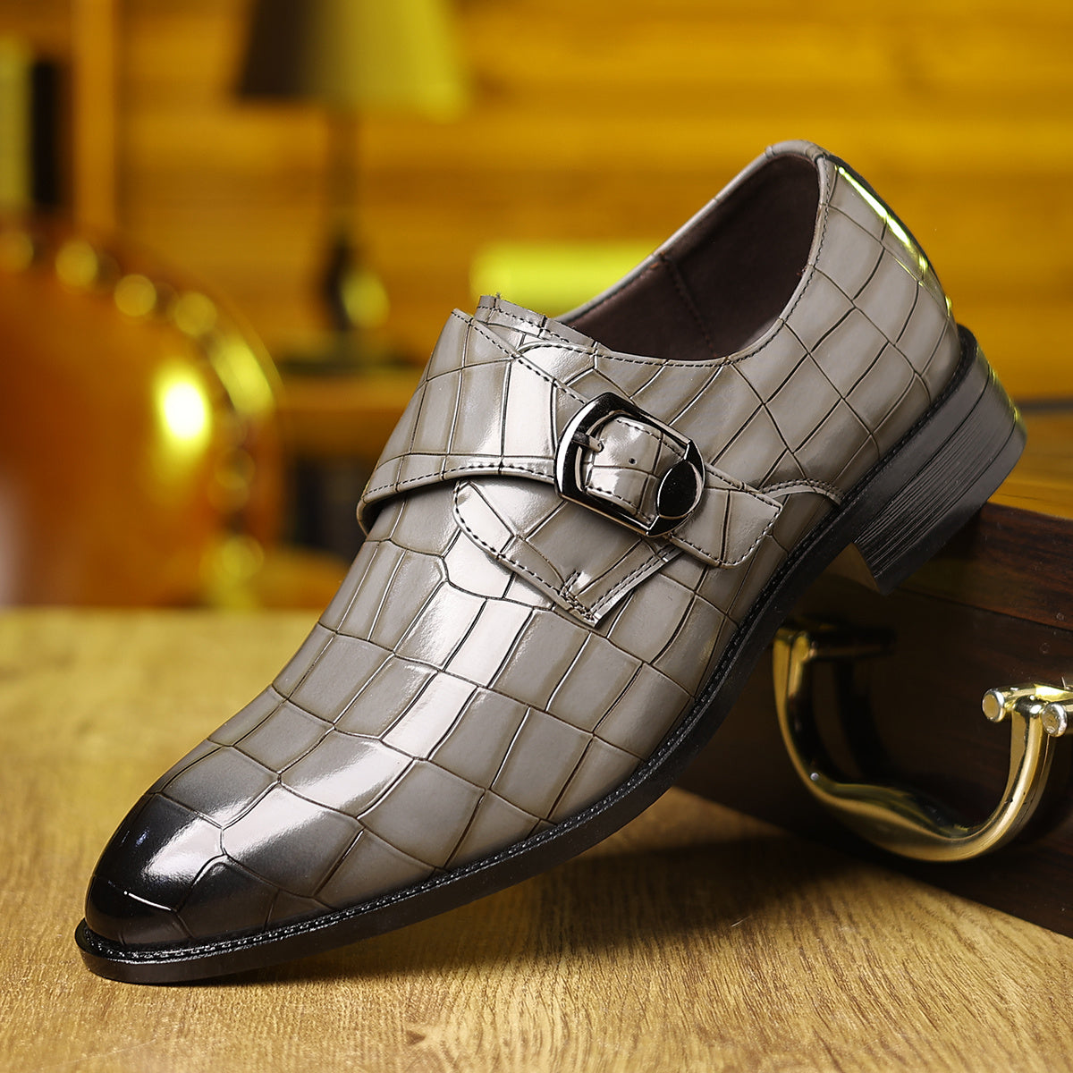 Large pointed shoes, men's buckle, business dress, groom's wedding shoes, British style shoe sleeves, shiny shoes