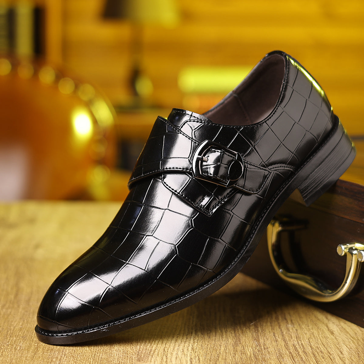 Large pointed shoes, men's buckle, business dress, groom's wedding shoes, British style shoe sleeves, shiny shoes