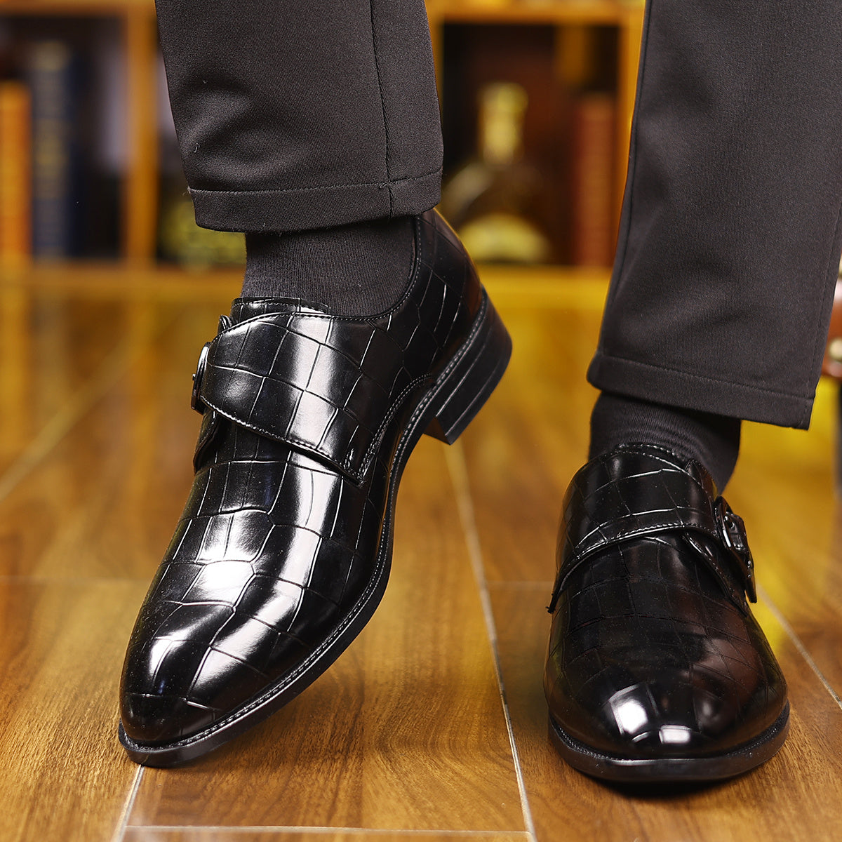 Large pointed shoes, men's buckle, business dress, groom's wedding shoes, British style shoe sleeves, shiny shoes