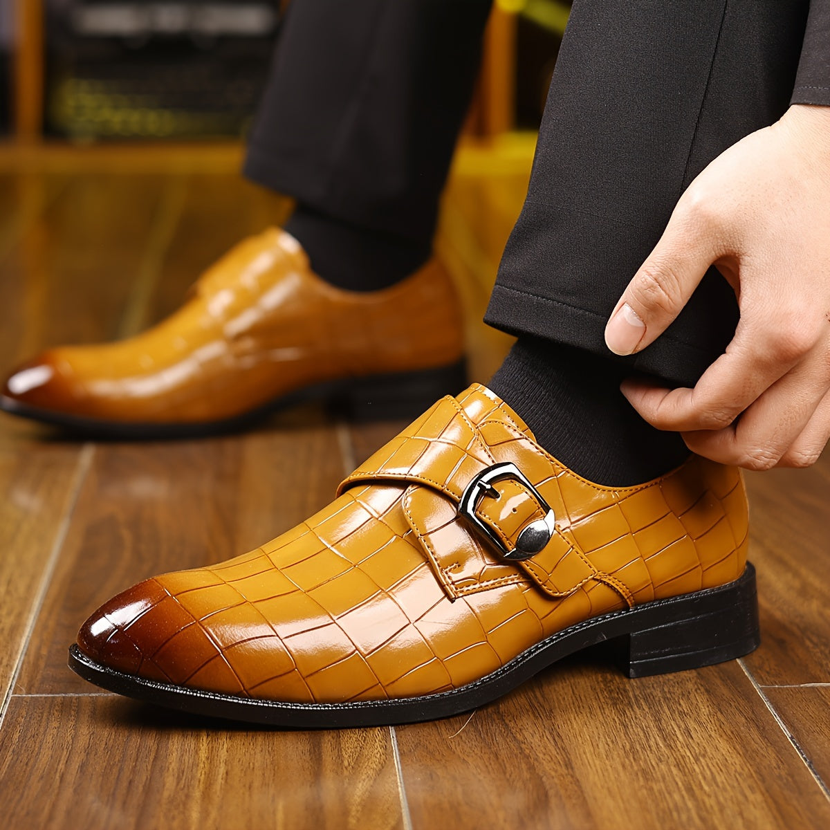 Large pointed shoes, men's buckle, business dress, groom's wedding shoes, British style shoe sleeves, shiny shoes